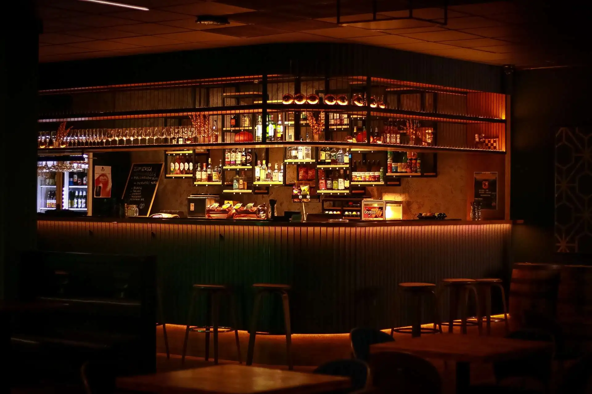 Dobrze zaopatrzony bar z szerokim wyborem alkoholi w klubie bilardowym