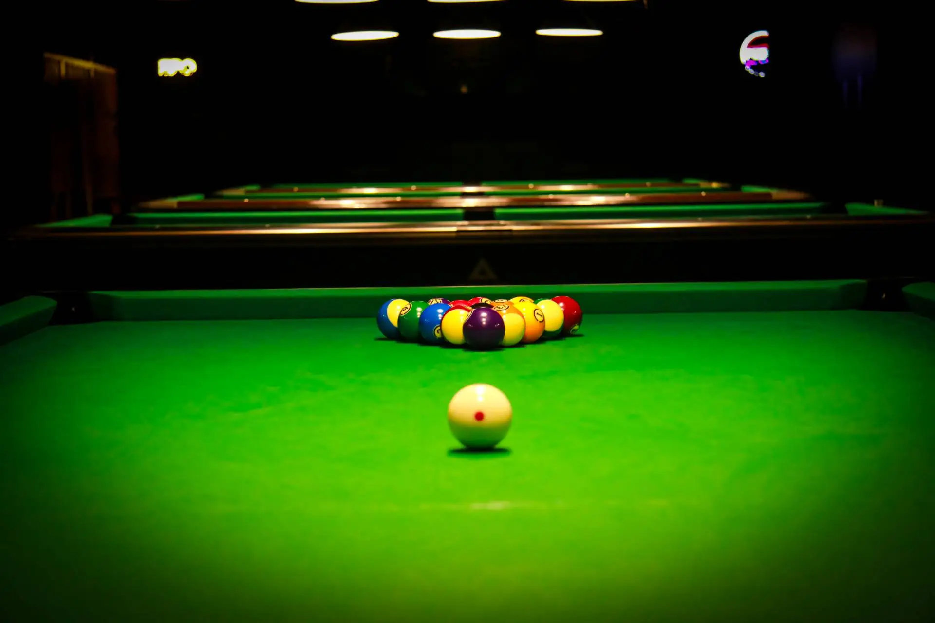 Klimatyczne wnętrze pubu w Lesznie - bilard, dart i strefa relaksu