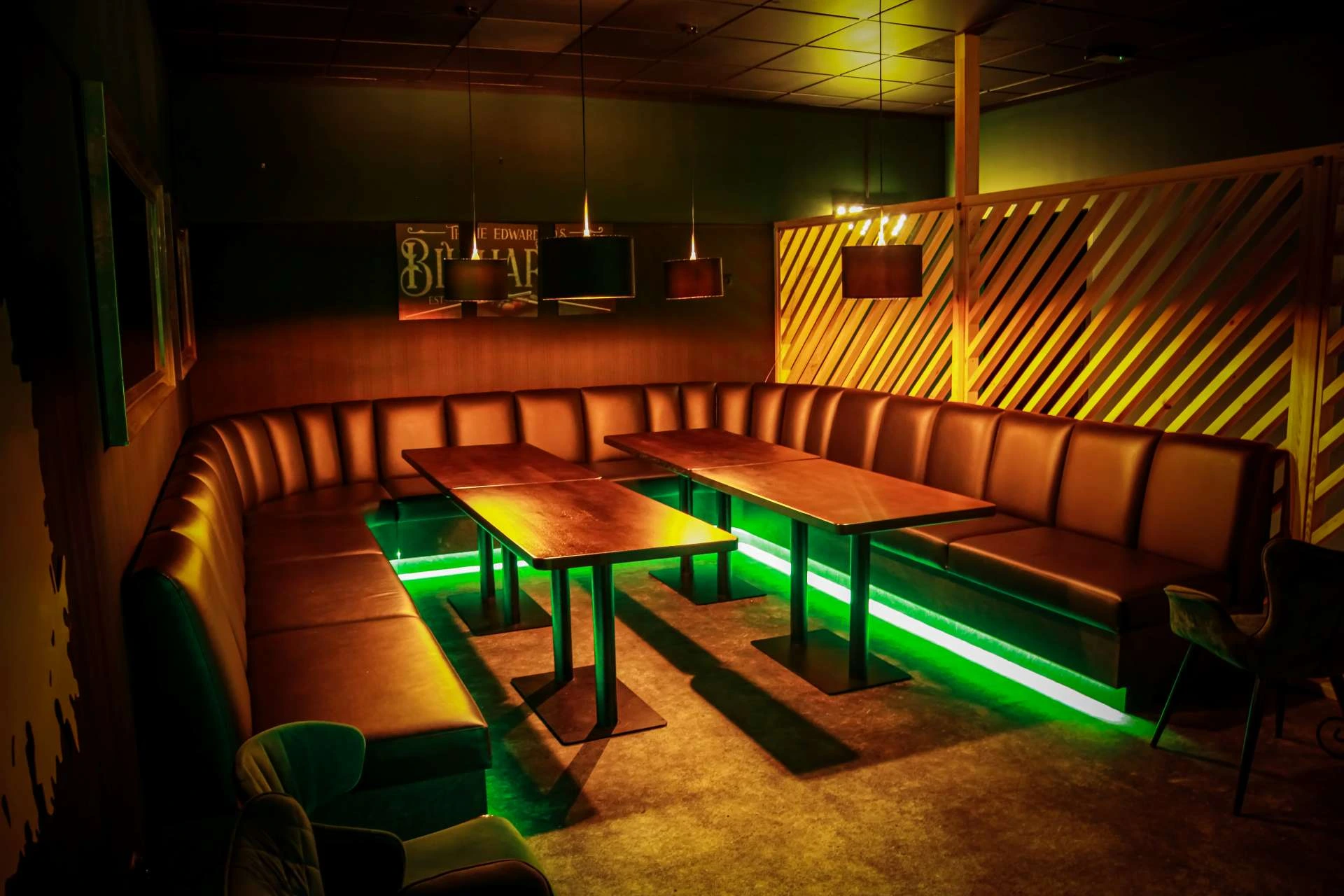 Ekskluzywna sala VIP Room z wygodnymi kanapami na imprezy firmowe i urodziny w Lesznie